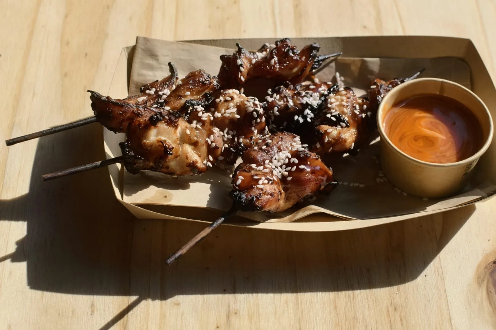 Brochettes de poulet grillé au sésame