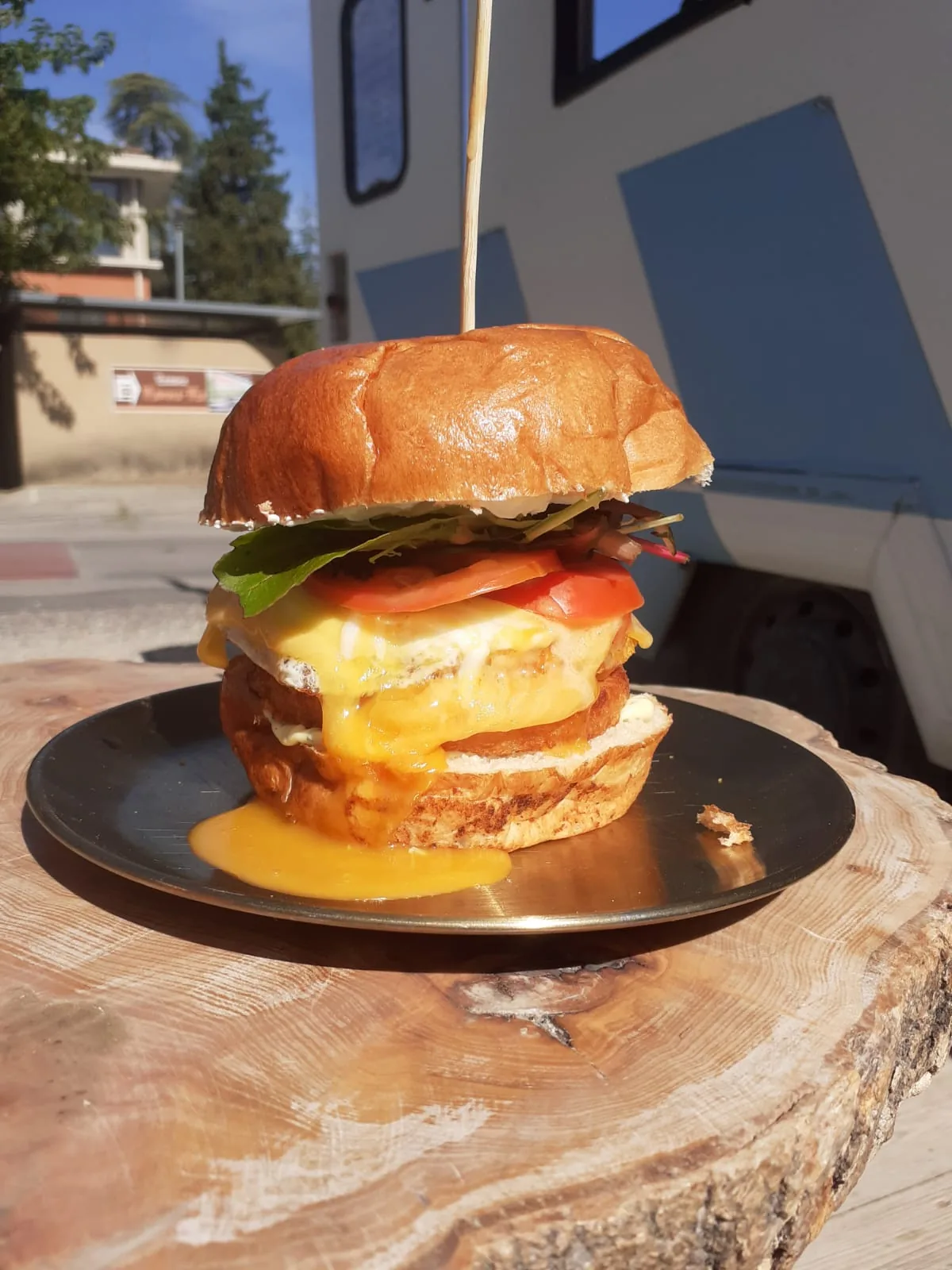 Burger maison généreux servi au soleil