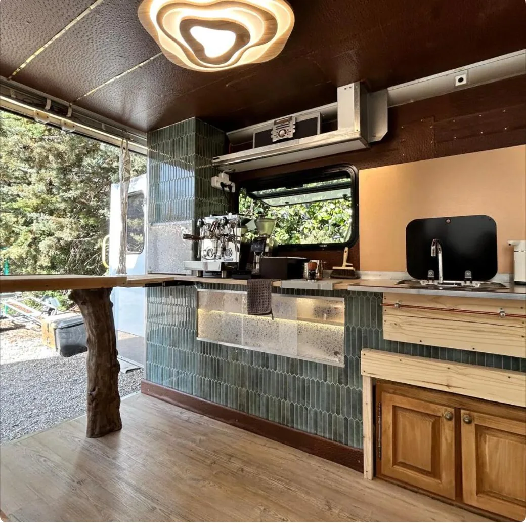 Comptoir intérieur aménagé du coffee shop food truck