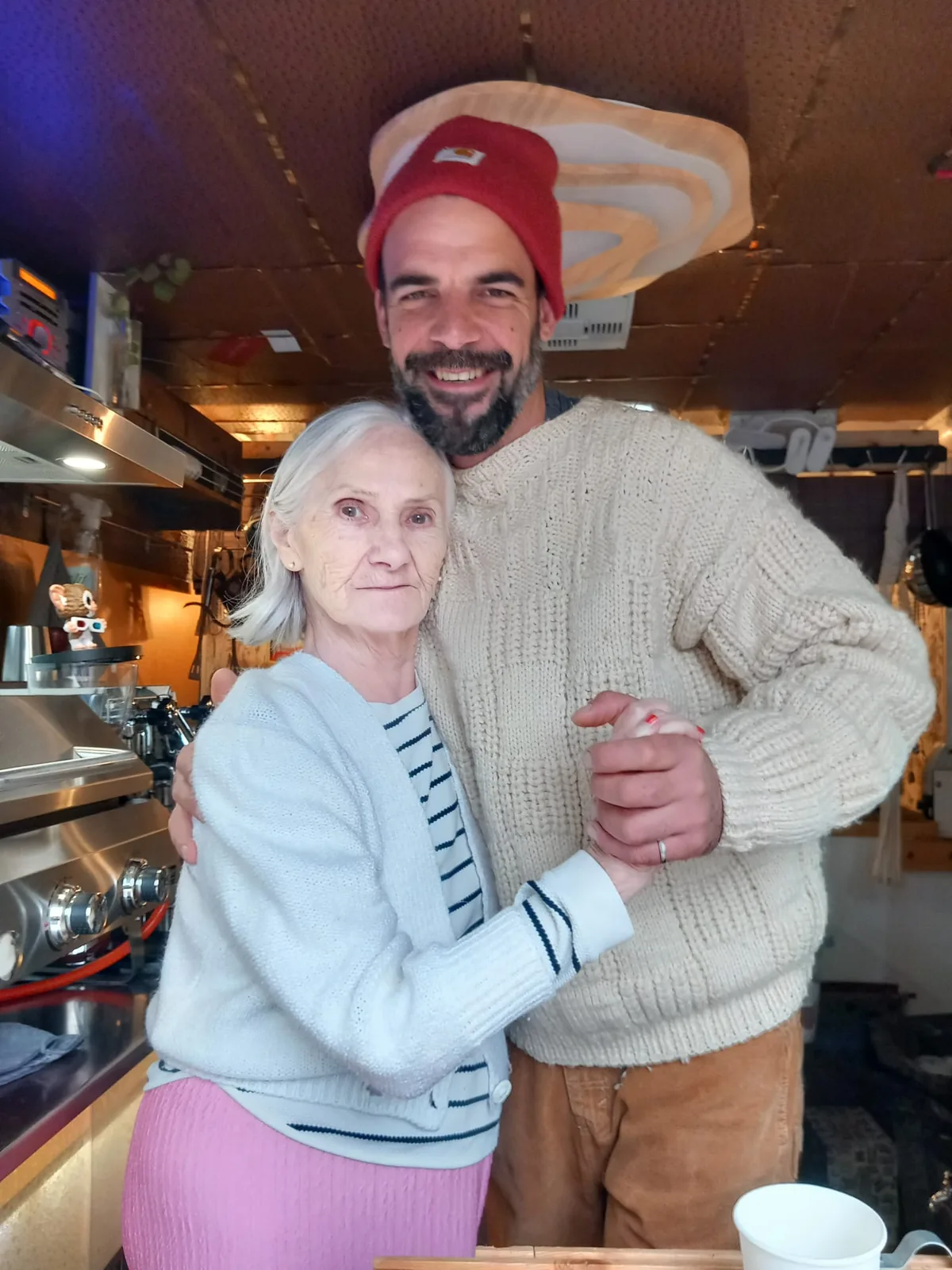 Thibault de Blue Ring Octopus Coffee avec une cliente