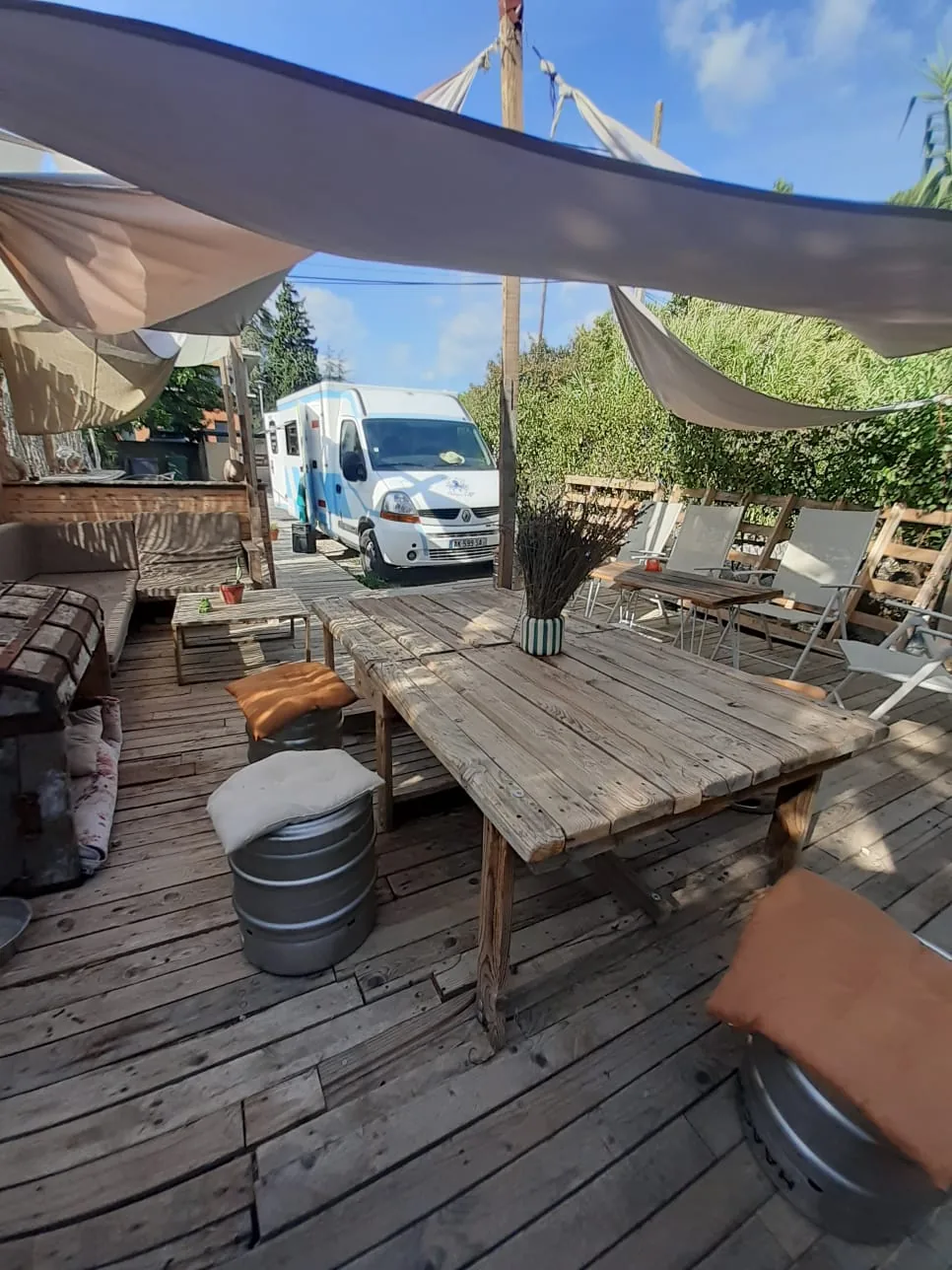 Grande terrasse boisée et ombragée de BRO Coffee