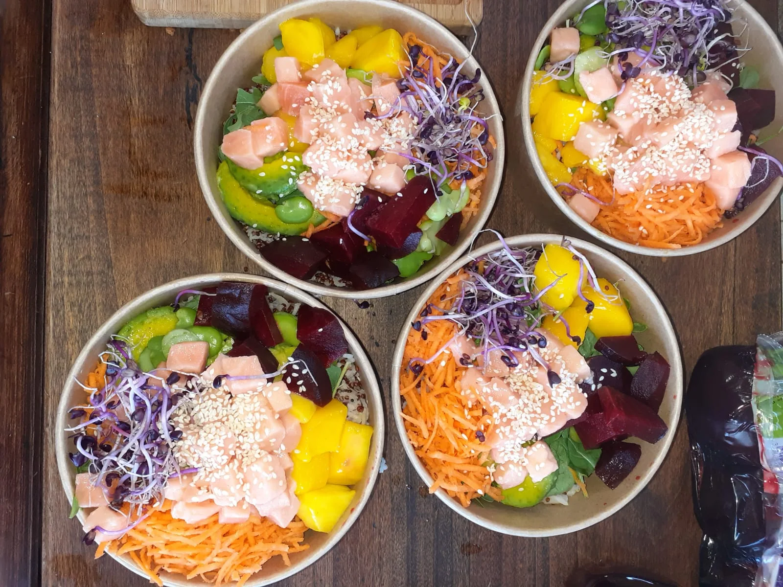 Poke bowls au saumon, mangue, avocat et légumes frais
